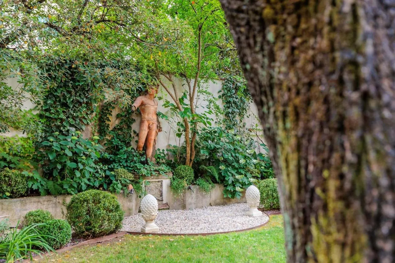 La Casina Luxury Apartment Inside The Walls Of Lucca With Garden, Airconditioning, Wifi