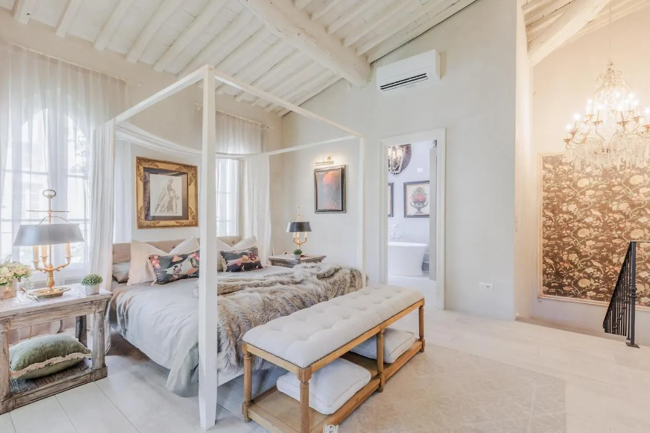 La Casina Luxury Apartment Inside The Walls Of Lucca With Garden, Airconditioning, Wifi