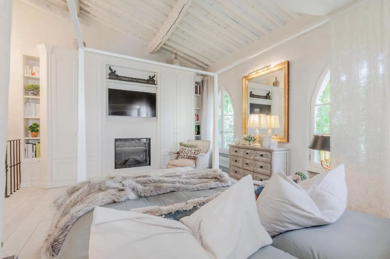 La Casina Luxury Apartment Inside The Walls Of Lucca With Garden, Airconditioning, Wifi