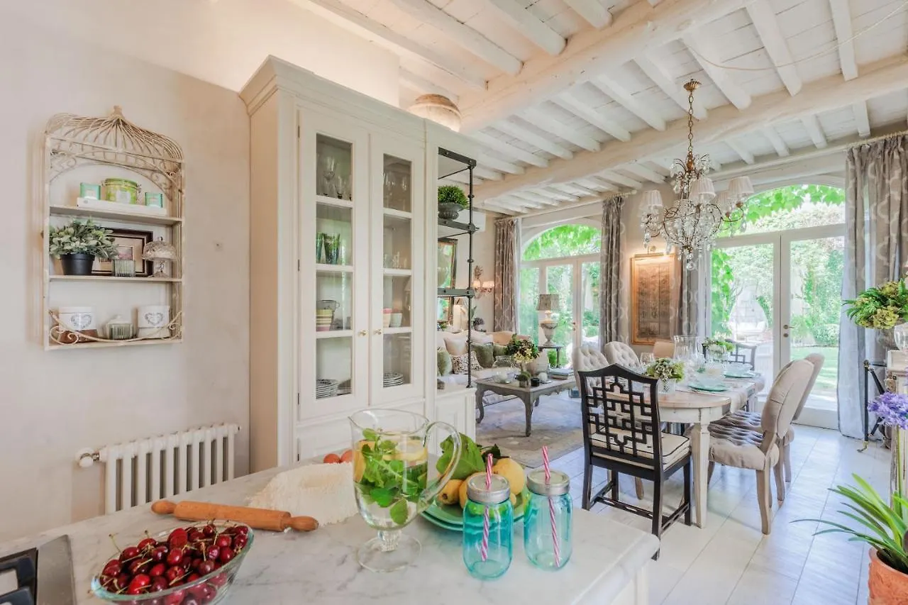 La Casina Luxury Apartment Inside The Walls Of Lucca With Garden, Airconditioning, Wifi