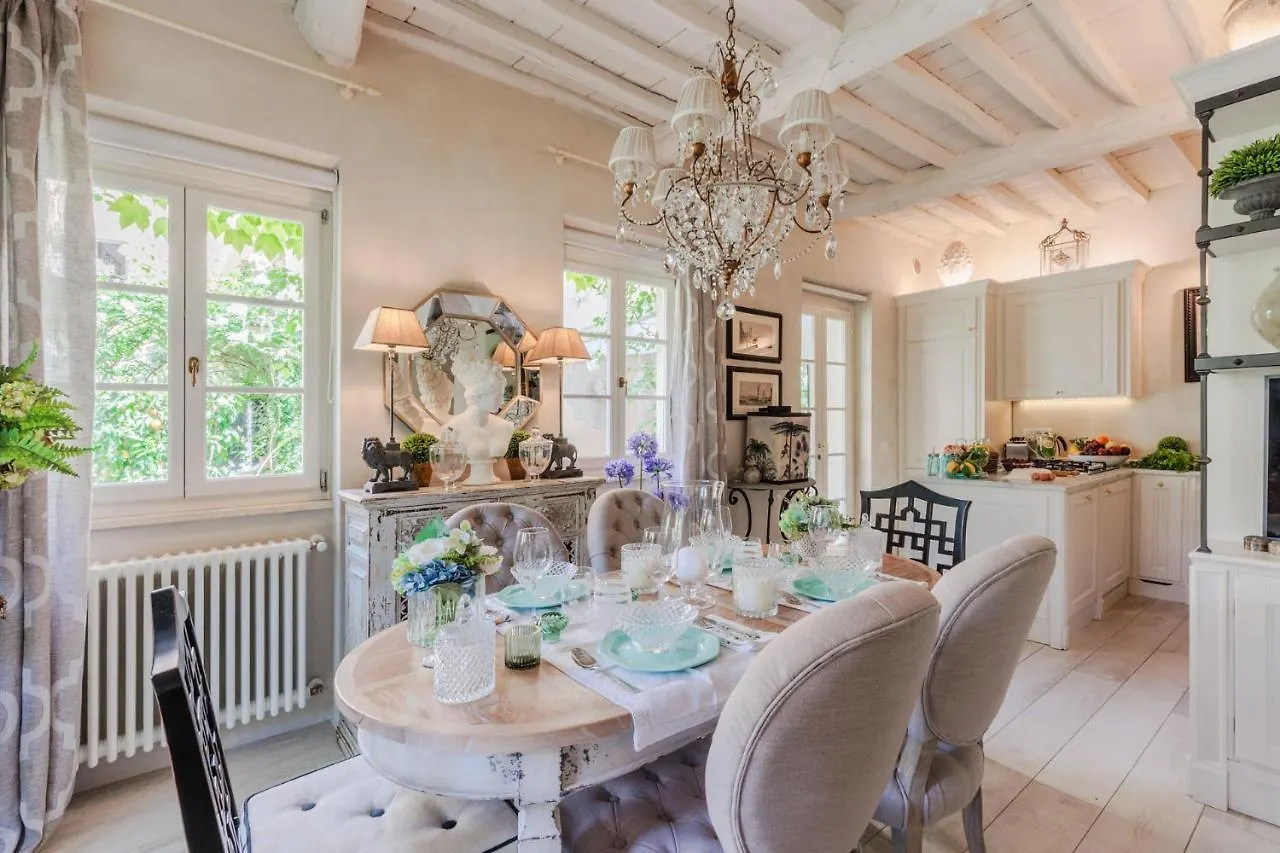 La Casina Luxury Apartment Inside The Walls Of Lucca With Garden, Airconditioning, Wifi