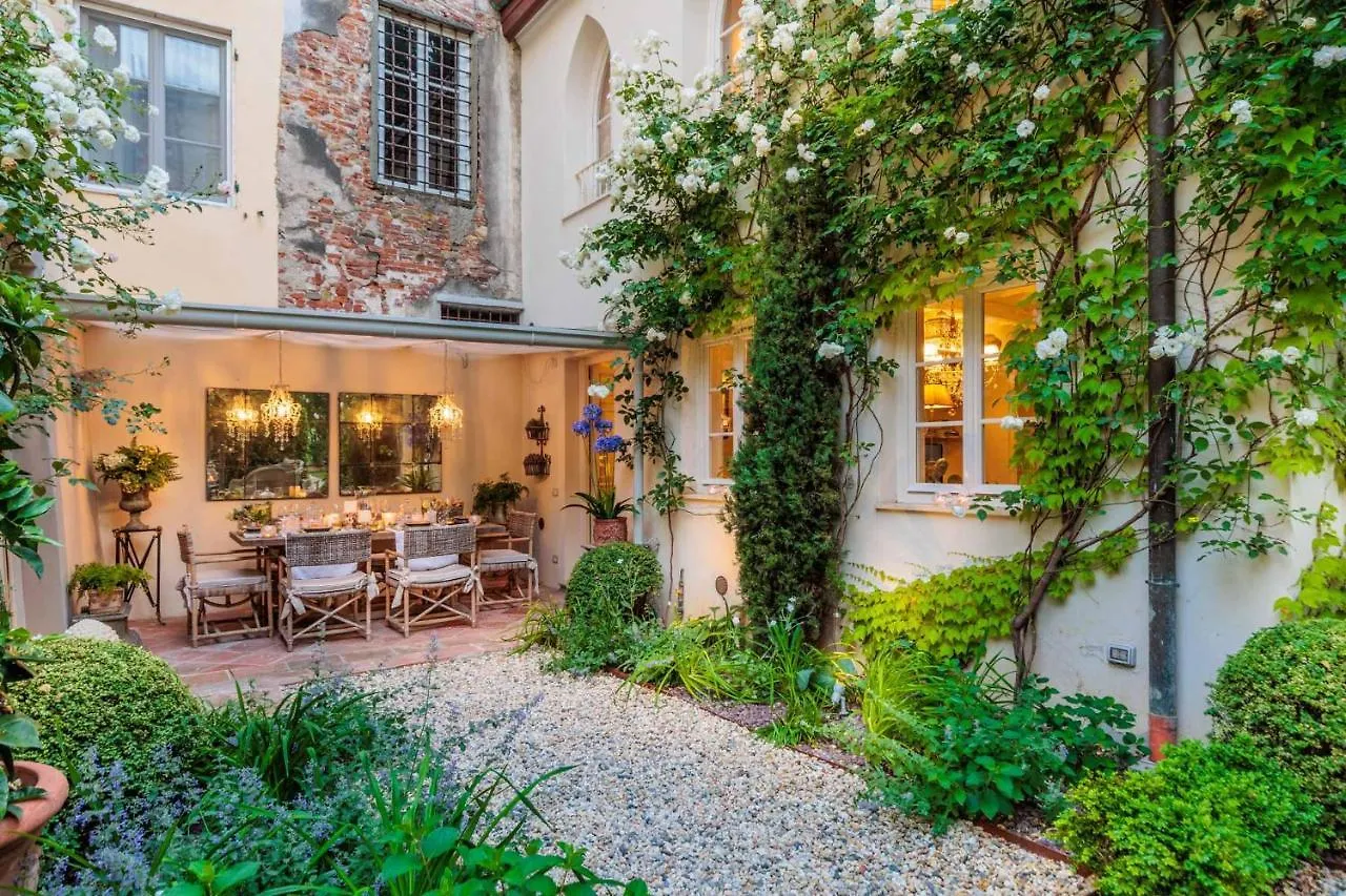 La Casina Luxury Apartment Inside The Walls Of Lucca With Garden, Airconditioning, Wifi