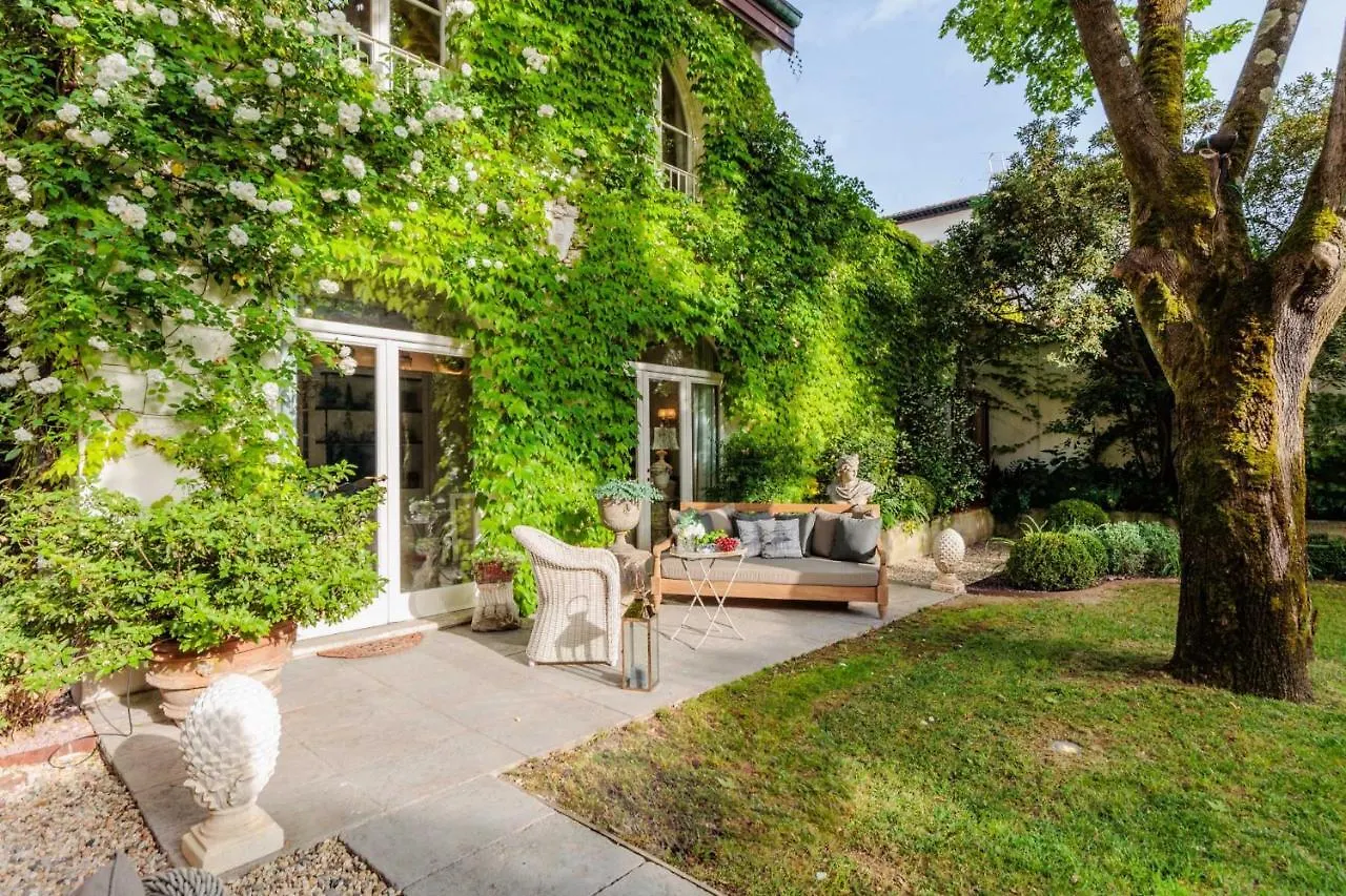 La Casina Luxury Apartment Inside The Walls Of Lucca With Garden, Airconditioning, Wifi